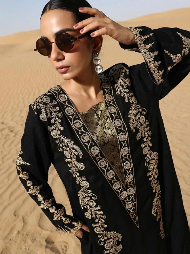 ISHIN Black Relaxed Embroidered Abaya - Image 5